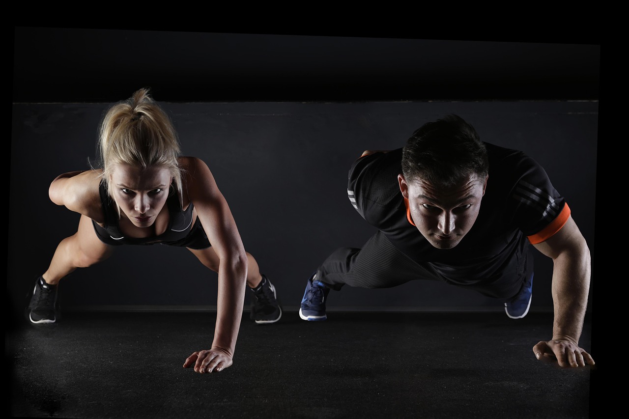 man en vrouw doen push ups