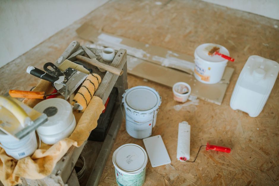 Een expert aan het werk met het repareren van een beschadigde epoxyvloer in een woning.