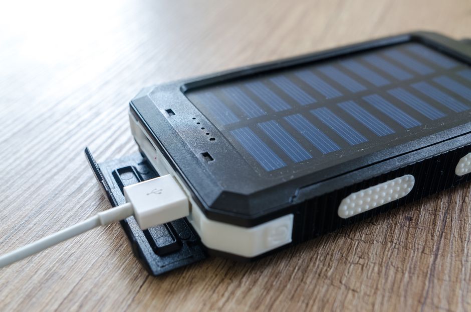 Een solarbank die apparaten oplaadt met zonne-energie in een moderne woonruimte.